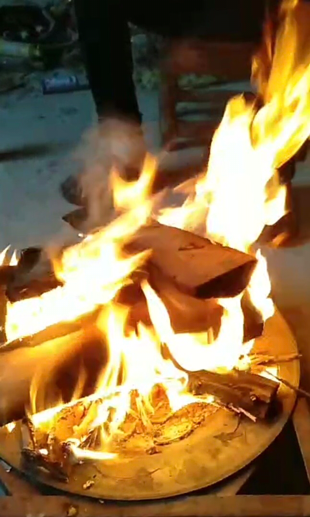 烧木柴烤火