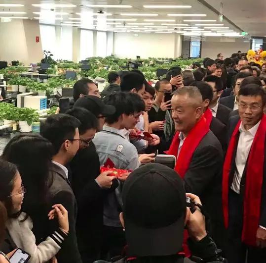 ▲马明哲为员工发红包