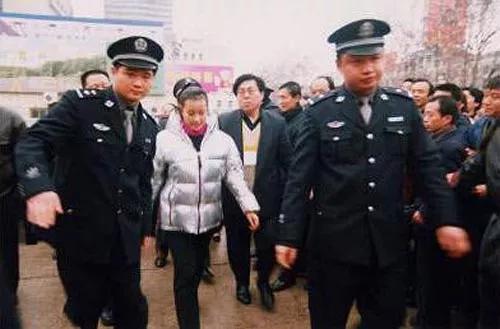 在狱中待了一年多后，刘晓庆于2003年8月被取保候审。