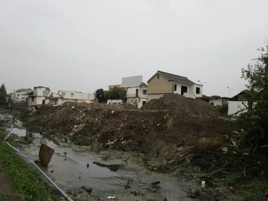 紧邻杭集镇小运河边被拆迁房屋现场