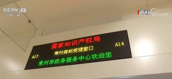 凤凰彩票旧版本 - 皮卡司机撞挡路SUV11次:背几十万急给工人发工资