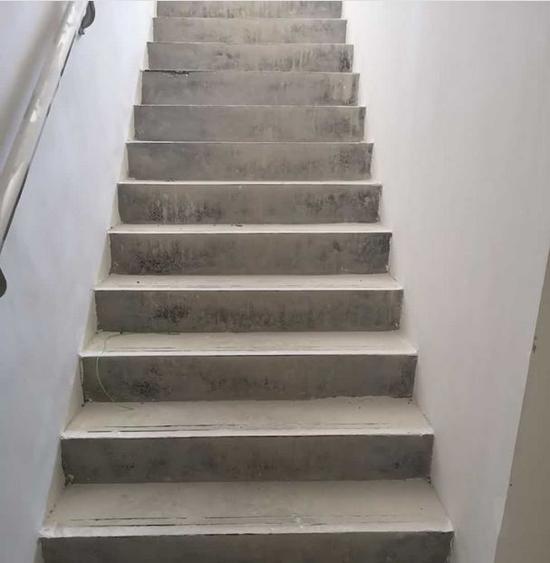 所谓豪宅，楼梯为水泥交付。