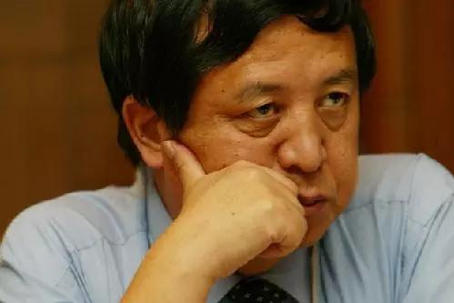 现年78岁的郑俊怀曾经是伊利集团的创始人，中国“乳业教父”。