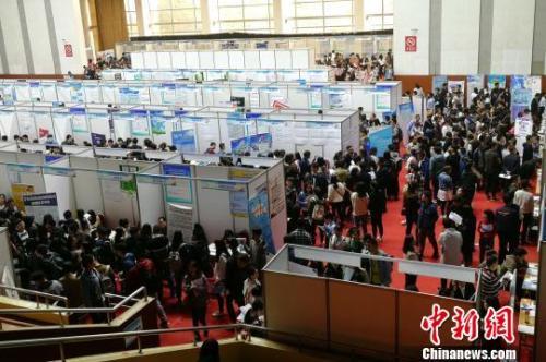 资料图:“西安交通大学2018届毕业生春季大型招聘会”现场。 燕武 摄
