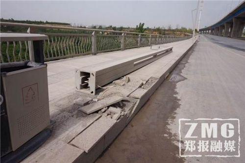 此外，曾有市民举报路灯还没“上岗”就坏了两个，从通车到5月一直没人修 图源：郑州晚报