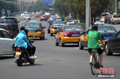 资料图:市民打车需求旺盛。中新网记者