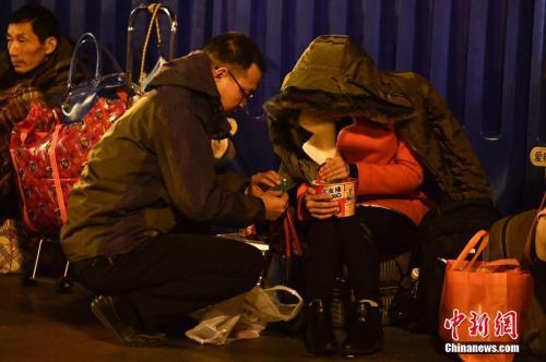资料图:旅客候车时吃方便面。中新社记者 陈骥旻 摄