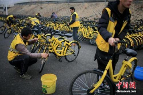 资料图：运维人员在保养单车。中新社记者 佟郁 摄