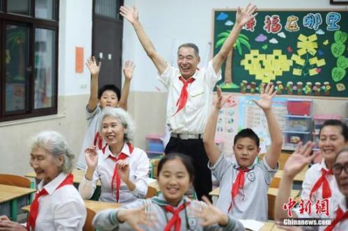 资料图:老人们在教室内和孩子们玩的不亦乐乎。泱波 摄