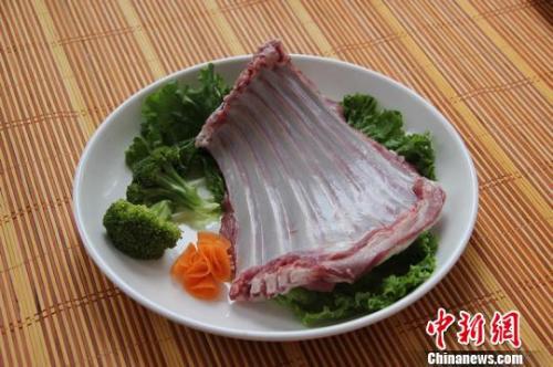 资料图:闻名于世的苏尼特羊肉。 王润枝 摄
