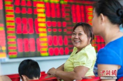 资料图:某证券交易大厅的股民笑开颜。骆云飞 摄