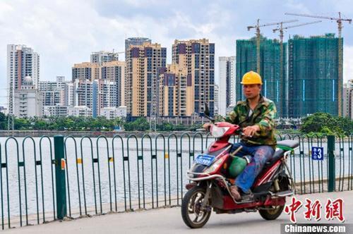 資料圖：海口國興大道附近的在建商品房項目。中新社記者 駱云飛 攝