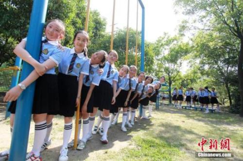 资料图:小学生毕业记录成长快乐,拍个性十足毕业照。孟德龙 摄 资料图:小学生毕业记录成长快乐,拍个性十足毕业照。孟德龙 摄