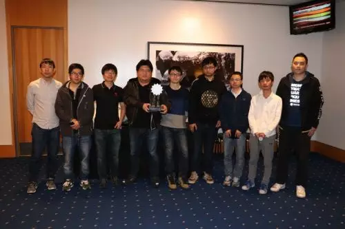 伏尔甘团队拿下“Master of Pwn”(世界破解大师)总冠军时的合影