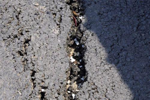 桥中间和西侧，桥面裂缝和破损随处可见 图源：河南网