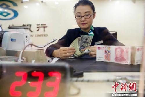 资料图:银行工作人员清点货币。中新社记者 张云 摄