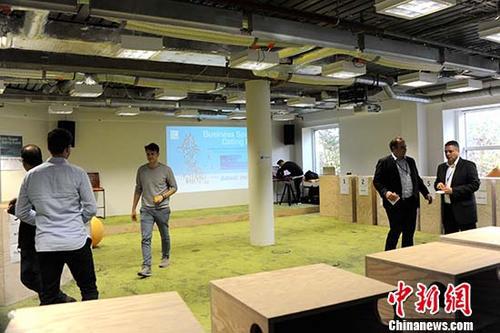 资料图:就在英国和欧盟当局为“脱欧”谈判而愁眉紧锁之际,德国法兰克福已主动出击,积极承接由于英国与欧盟“分手”所带来的机遇。图为法兰克福TechQuartier近日举行的一场科技企业速配洽谈活动。 中新社记者 彭大伟 摄
