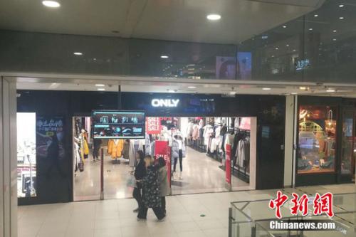 北京西城区某商场内的Only门店。 谢艺观 摄