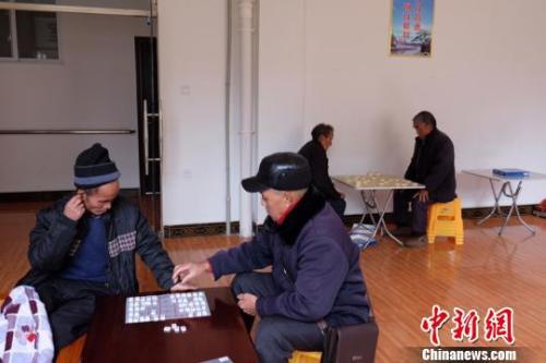 资料图:老人们在下棋。徐学练 摄。