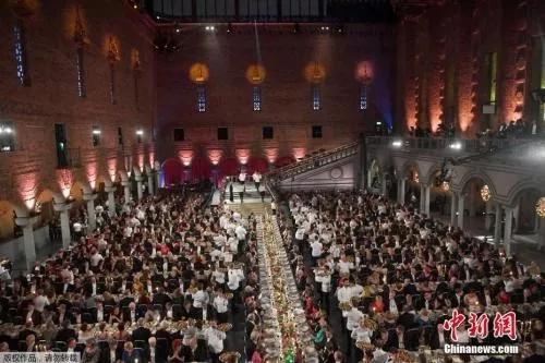 资料图:当地时间2018年12月10日,瑞典斯德哥尔摩,2018诺贝尔奖晚宴举行,诺贝尔奖得主、瑞典王室成员与众多名流出席。
