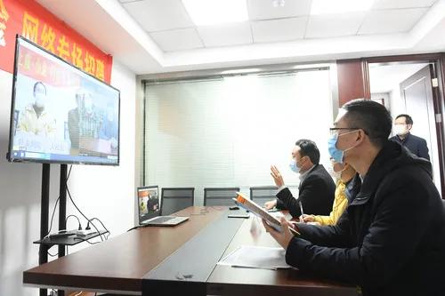 在绍兴市上虞区人社局,上虞区用人企业和四川小金县务工人员进行网络专场招聘(3月11日摄)。新华社记者 翁忻旸 摄