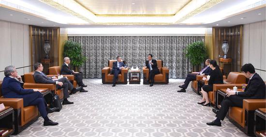 恒大主要高管与哈佛大学校长Lawrence S. Bacow一行会谈交流