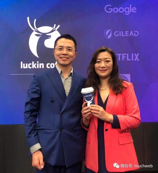与瑞幸咖啡创始人、CEO钱治亚在纳斯达克