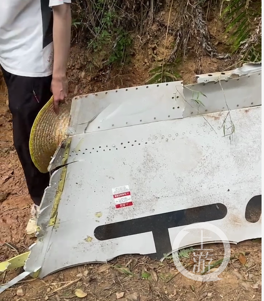 载133人东航客机广西梧州坠毁，2分钟从8000米坠落地面，现场画面曝光
