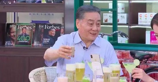 宗庆后在电商直播现场 图源:潮新闻客户端