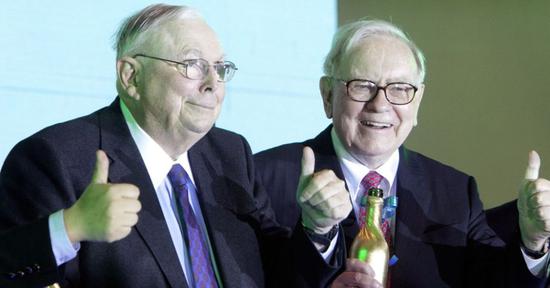 图片:不幸的是,Munger (左)和 Buffet 的大拇指并不是给区块链的。