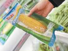在一家超市，每根玉米都用了透明膜和塑封两层包装。实习记者 鹿杨摄