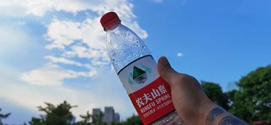 市值蒸发1100亿，农夫山泉“有点慌”？