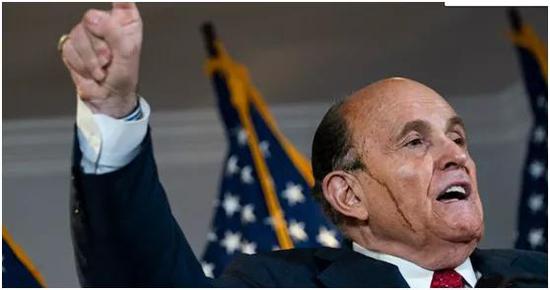 当地时间19日,朱利安尼在华盛顿召开记者会。