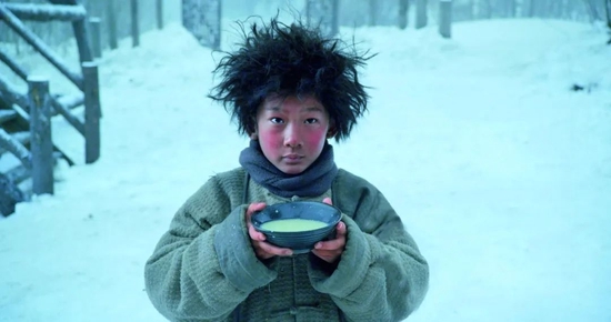 ·2014年,苏翊鸣参演的《智取威虎山》上映,他饰演可爱的小栓子。