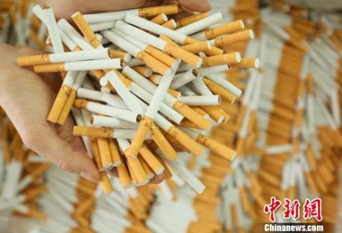资料图:警方查获的假冒伪劣卷烟。 警方供图