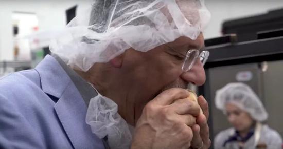 图|一位 YouTube 作者试吃 Beyond Meat 素肉汉堡(来源:CNET)