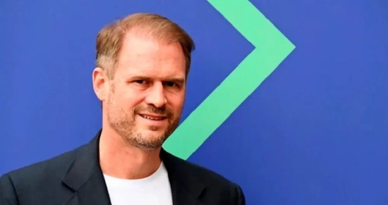 尴尬!大众汽车董事长股东大会被扔蛋糕,遭灵魂三问