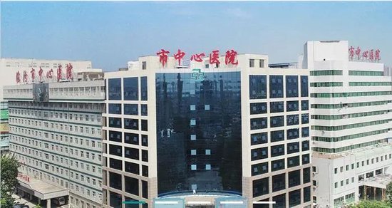 当年亏损超4000万，三甲医院花近600万购置西装工服，当地卫健委回应...