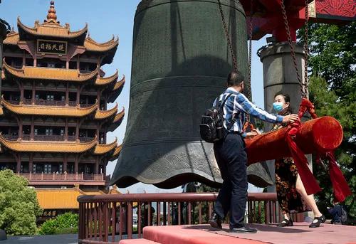 4月29日,武汉黄鹤楼景区重新开放,游客在黄鹤楼景区撞钟祈福。新华社记者 熊琦 摄