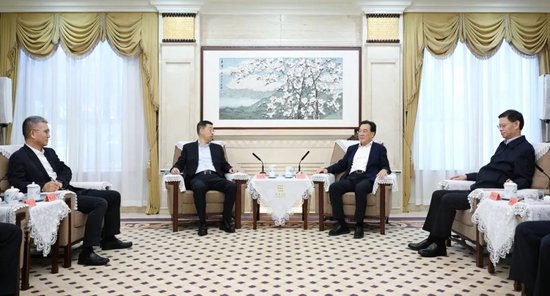 切实支持经济大省挑大梁  葛海蛟与江苏省委书记信长星举行工作会谈并在苏调研