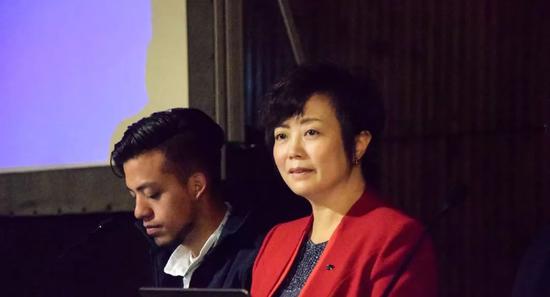 比亚迪高级副总裁兼北美分公司总裁李柯(右)