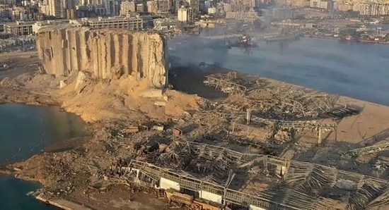 贝鲁特港口发生的巨大爆炸,让黎巴嫩局势雪上加霜