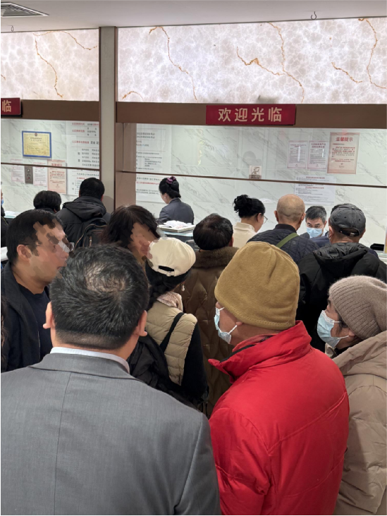 记者实探！挤爆了！柜台被围得水泄不通，黄金买卖两头热