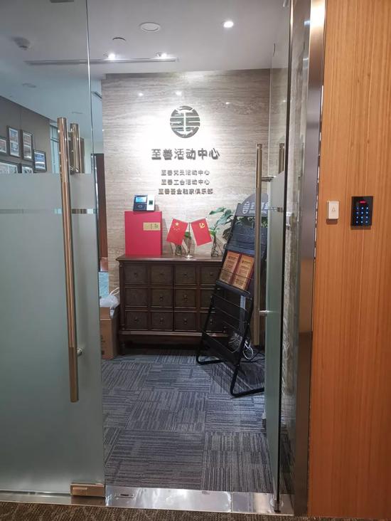 lv娱乐网_女子受伤家人急求助 菏泽开发区交警5分钟护送至医院就医