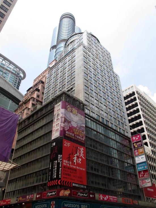 胡社生行,现称弥敦道655号商业中心,是香港一座商业大楼。大厦由胡忠兴建,以其父胡社生命名,于1966年落成,楼高26层,为当时区内最高建筑物,并以顶层设有全香港首个旋转餐厅而闻名。