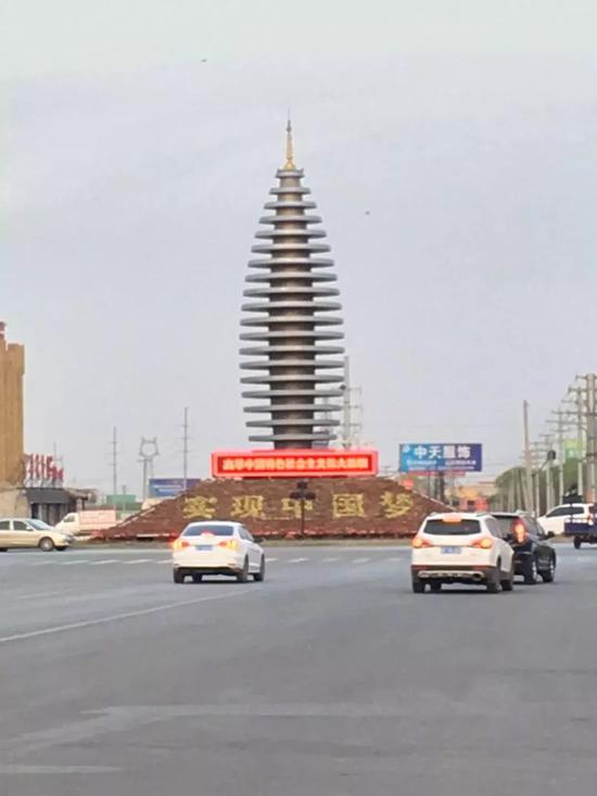 “央企一条街”最东边的地标建筑容和塔