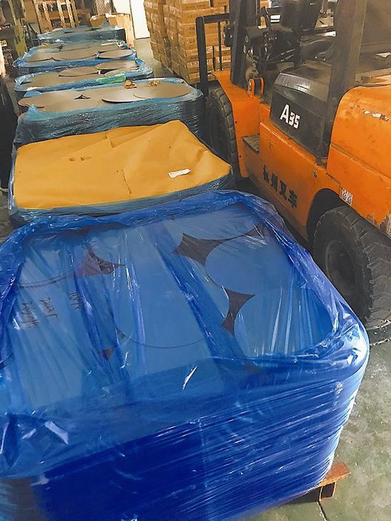 浙江永康某公司车间内等待做高仿手工铁锅的锅坯。 鲁青/摄