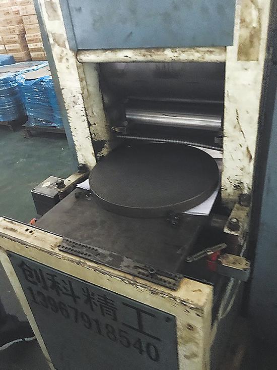 浙江永康某公司车间内用于压制“手工铁锅”锅坯锤印的模具。    鲁青/摄