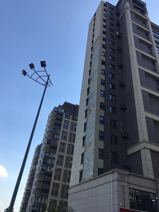 绿地南京楼盘被台风刮落100多平米外墙 交付不到1年