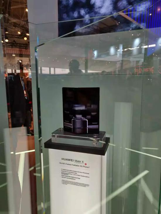 华为可折叠屏幕展台。